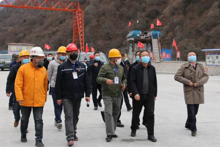 四川省副省長、黨組成員楊洪波在九綿高速LJ9項(xiàng)目調(diào)研疫情防控和復(fù)工復(fù)產(chǎn)情況