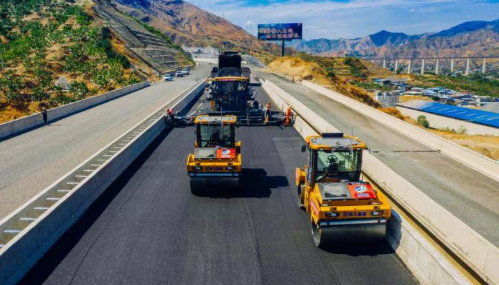 全球首次！無(wú)人駕駛壓路機(jī)成群結(jié)隊(duì)“上路”！