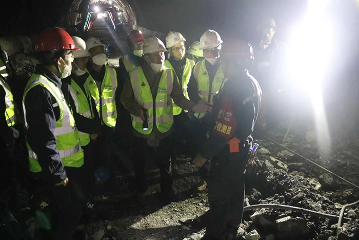 涼山州交通運(yùn)輸局黨組成員、副局長楊華俊到G348線鹽源小高山隧道工程SG標(biāo)督導(dǎo)安全工作