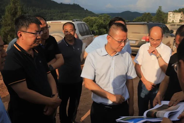 四川省交通運輸廳黨組成員、總工程師王茂奎到鎮(zhèn)廣高速王通段A1合同段調(diào)研