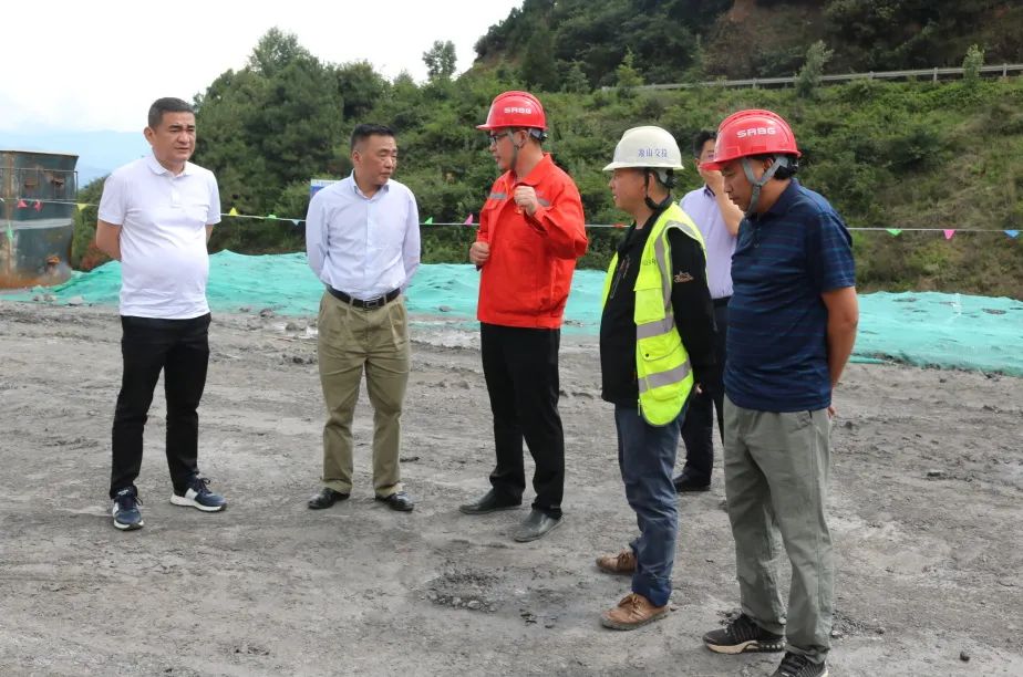 涼山州委常委、政法委書記阿石拉比到G348線(原S307）鹽源小高山隧道工程SG標段項目檢查工作