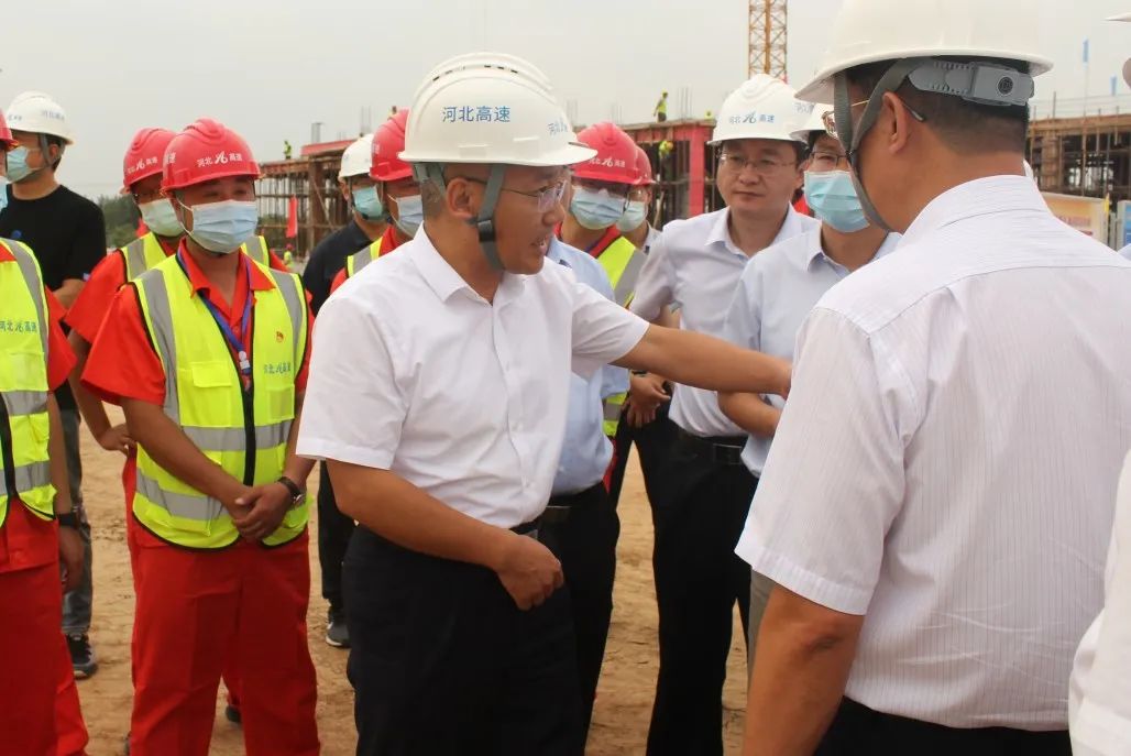 河北省政府副省長、黨組成員胡啟生深入石家莊東、石家莊南收費站改建工程項目視察工作