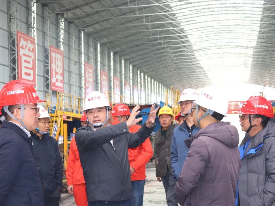 川交公司黨委副書記、董事、總經(jīng)理杜江林到久馬高速公路C1總承包項(xiàng)目檢查指導(dǎo)工作