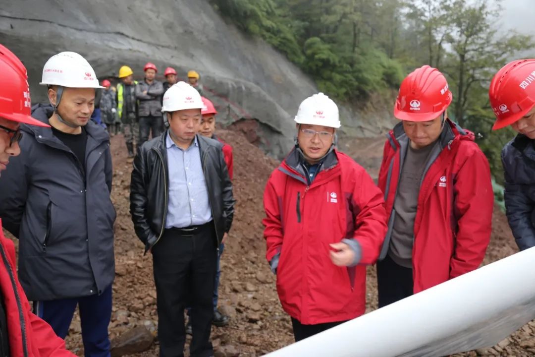 川交公司黨委委員、監(jiān)事會主席左孔海到樂西高速S1-6項(xiàng)目檢查指導(dǎo)工作