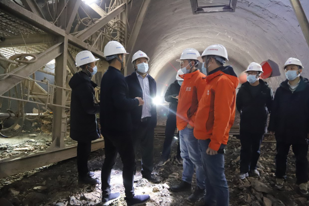 公司黨委副書(shū)記、董事、總經(jīng)理杜江林到漢巴南鐵路6標(biāo)項(xiàng)目指導(dǎo)檢查工作