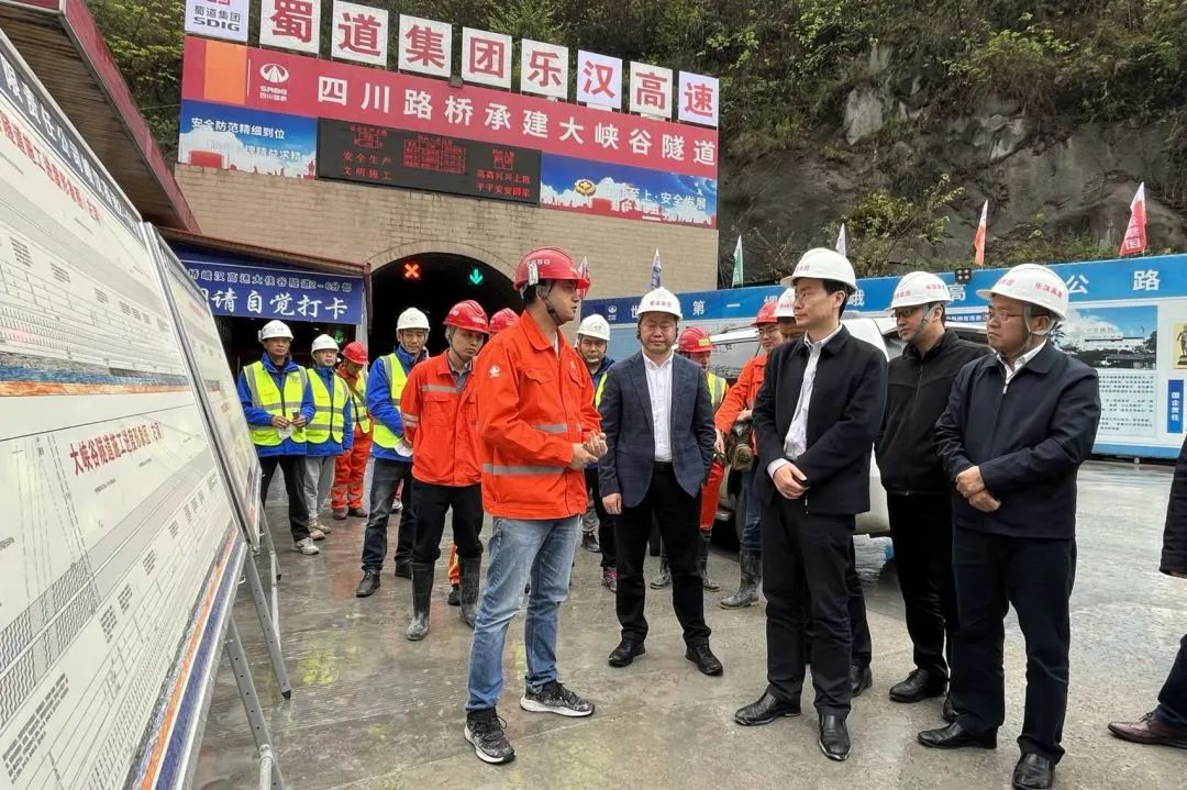 蜀道高速集團(tuán)黨委副書記、副董事長、總經(jīng)理肖波到峨漢高速2-6分部檢查指導(dǎo)工作