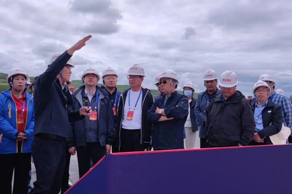 阿壩州人大常委會(huì)組織全國、省、州等部分人大代表赴久馬高速公路C1總承包項(xiàng)目調(diào)研