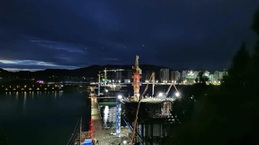 南部嘉陵江三橋主橋1#墩最后一個41米超寬超大角度斜腹板0#塊成功完成澆筑！