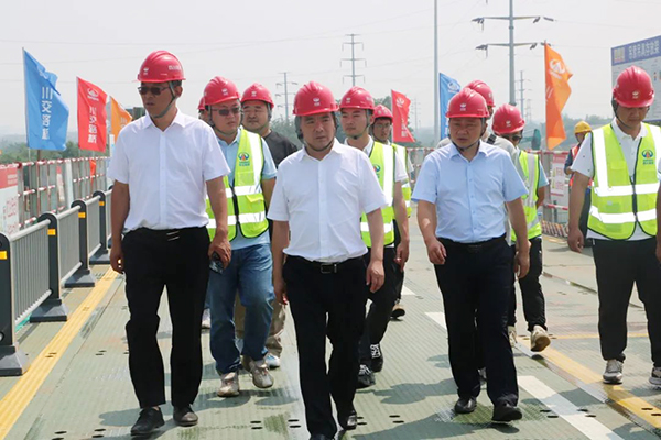 川交公司黨委書記、董事長(zhǎng)杜江林赴成德線土建5工區(qū)項(xiàng)目檢查指導(dǎo)工作