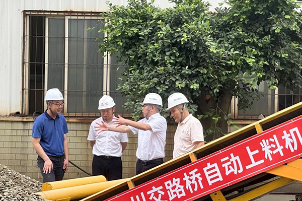 川交公司黨委書記、董事長(zhǎng)杜江林到S11線拌合站自動(dòng)上料系統(tǒng)疲勞實(shí)驗(yàn)現(xiàn)場(chǎng)指導(dǎo)工作