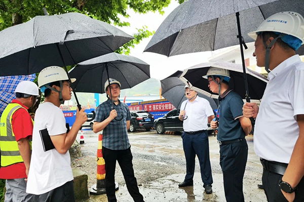 廣安市交通運(yùn)輸局黨組書記、局長(zhǎng)萬愛明至華鎣山隧道及引道工程第2合同段項(xiàng)目調(diào)研督導(dǎo)防汛工作