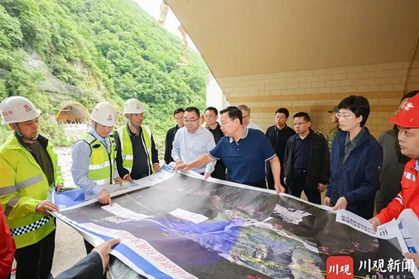 王曉暉施小琳現(xiàn)場(chǎng)指導(dǎo)康定姑咱“8·03”山洪泥石流災(zāi)害救援處置工作時(shí)強(qiáng)調(diào)：想一切辦法盡一切努力，千方百計(jì)搜救失聯(lián)人員