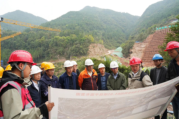 蜀道集團(tuán)首席專家李永林到鎮(zhèn)廣高速川王段B4、B5項(xiàng)目開展鎮(zhèn)廣高速危大工程專題調(diào)研