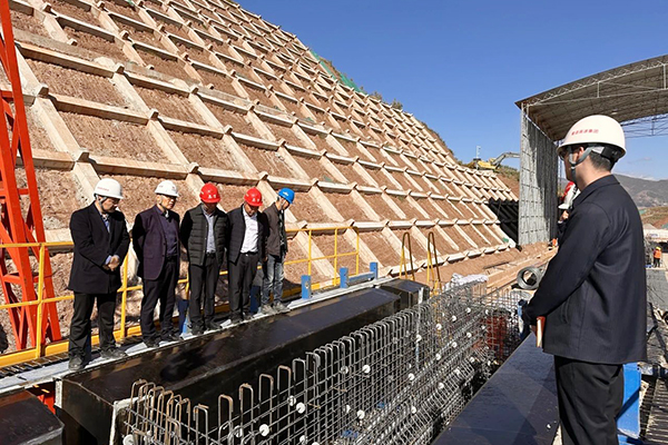 蜀道高速集團黨委委員、副總經(jīng)理鄭偉赴會祿高速ZCB1-1項目山區(qū)智慧梁場調(diào)研指導(dǎo)工作