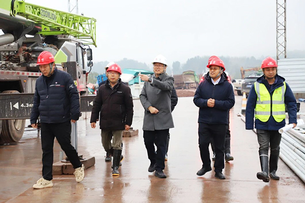 川交公司黨委副書記、職工董事、工會主席張成松深入大墊高速TJ3標(biāo)檢查指導(dǎo)工作