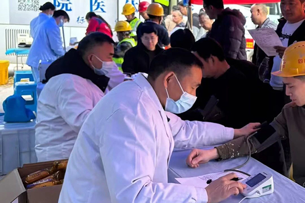 鹽亭經(jīng)開區(qū)項目“上門體檢”暖一線，為產(chǎn)業(yè)工人健康“保駕護航”