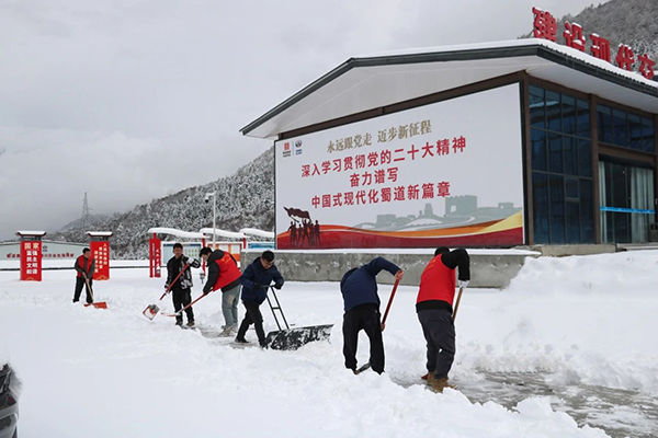 安全帽上的積雪比點(diǎn)贊更耀眼