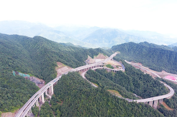 致敬筑路英雄樂西高速S1-6團(tuán)隊(duì)