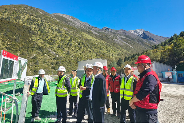 川交公司黨委書記、董事長杜江林赴康新高速項目檢查指導(dǎo)工作